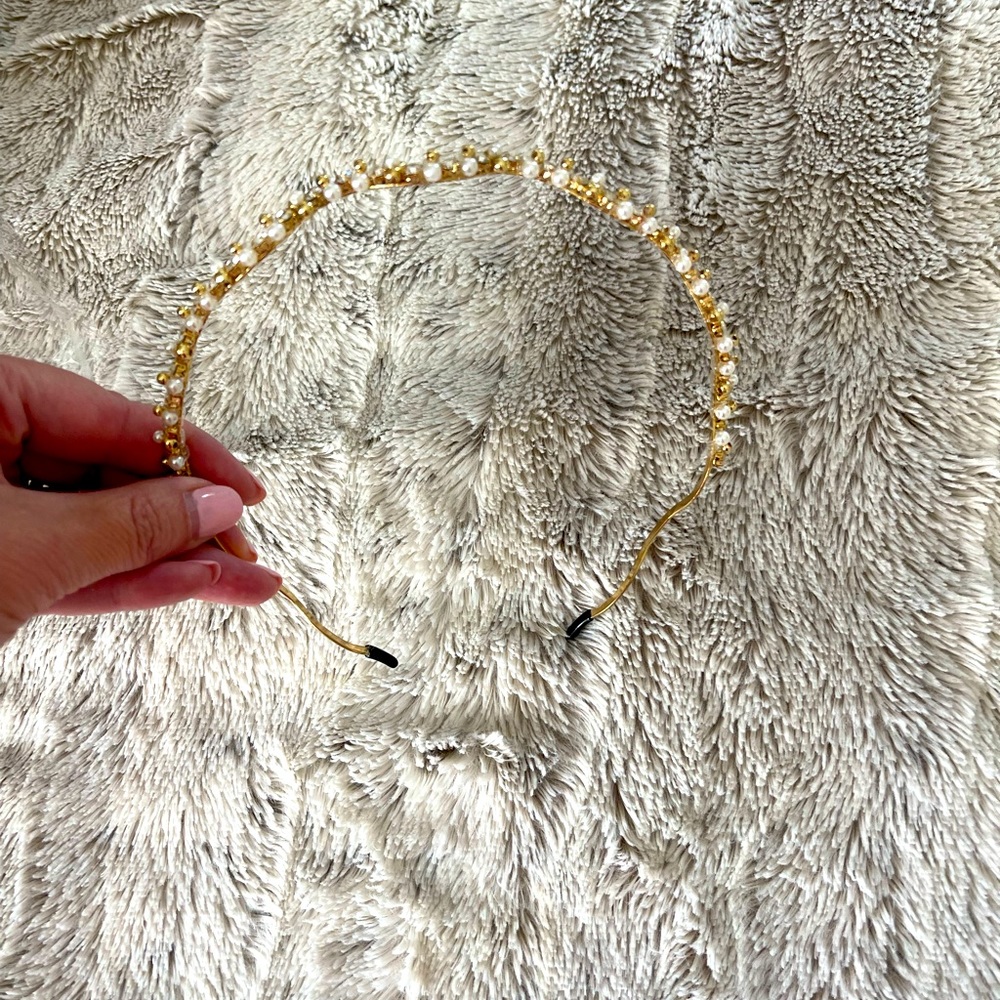 Lulu’s faux pearl and gold headband